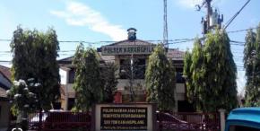 Grebek Gudang DCP, Polrestabes Surabaya Temukan Orang Pesta Barang Haram 