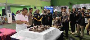Peringati HPN, Kapolda Jatim Irjen Pol Toni Harmanto Beri Hadiah Wartawan Krindomemo HM Taufiq