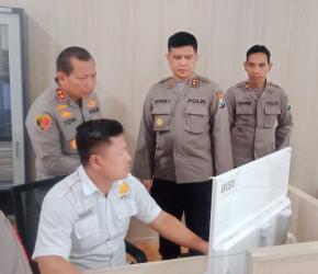 Kapolda Jatim Kunjungi Ruang SPKT untuk Motivasi Kinerja Personel