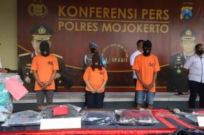 Polres Mojokerto Ungkap Kasus Pembunuhan, Tiga Tersangka Berhasil Diamankan