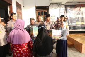 Kabid Humas Polda Jatim Bagikan Bansos