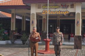 Penegasan Disiplin dan Komitmen Pelayanan Prima, Camat Mantup Pimpin Apel Pagi