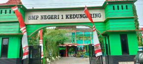 SMPN 1 Kedungpring Lamongan Diduga Langgar Larangan Menyediakan Tempat Parkir untuk Siswa - Siswi