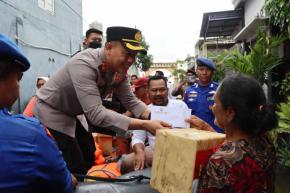 Kapolres Gresik bersama Bupati Fandi Ahmad Yani Salurkan Bantuan ke Rumah Warga Terdampak Banjir