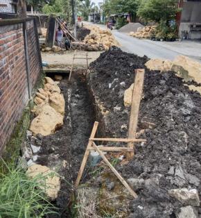 Pengerjaan Proyek Drainase Desa Rumpuk Amburadul