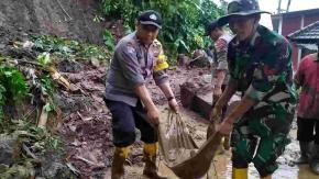 Sinergitas, Polisi Bersama TNI dan Warga Bersihkan Material Longsor di Mojokerto