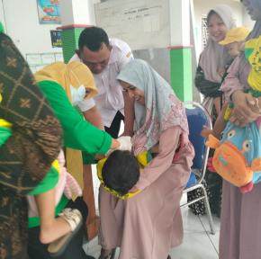 Pemerintah Desa Sukosongo Bersama Bidan dan Kader Posyandu Laksanakan Vaksin Polio