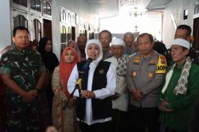 Forkopimda Jatim Berikan Bansos ke Pondok Pesantren Terdampak Banjir di Kabupaten Sampang