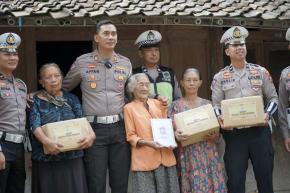 Kepolisian Resort Ponorogo Berbagi Sembako untuk Warga Kurang Mampu