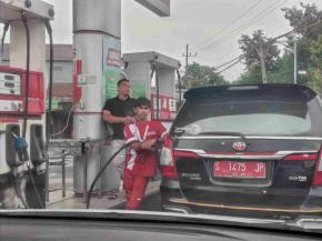Mobil Plat Merah Milik Sekretariat DPRD Lamongan Isi BBM Bersubsidi