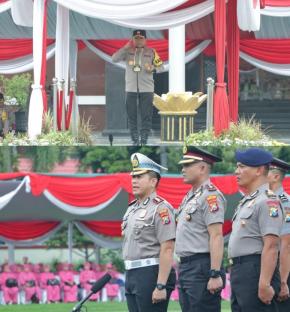Akhir Tahun, Kapolda Jatim Pimpin Upacara Kenaikan Pangkat 2.908 Personel