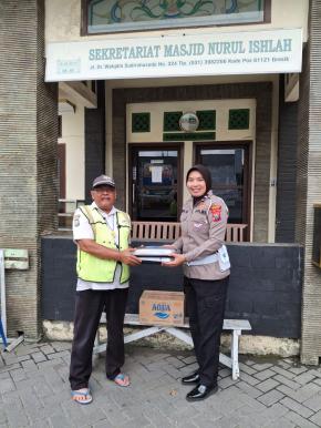 Wujud Kepedulian di Bulan Ramadan, Satlantas Polres Gresik Berbagi Takjil pada Masyarakat