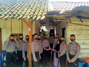Siswa SPN Polda Jatim Salurkan Bansos kepada Warga Kurang Mampu