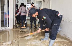 Polres Gresik Bantu Bersihkan Rumah Warga Terdampak Banjir